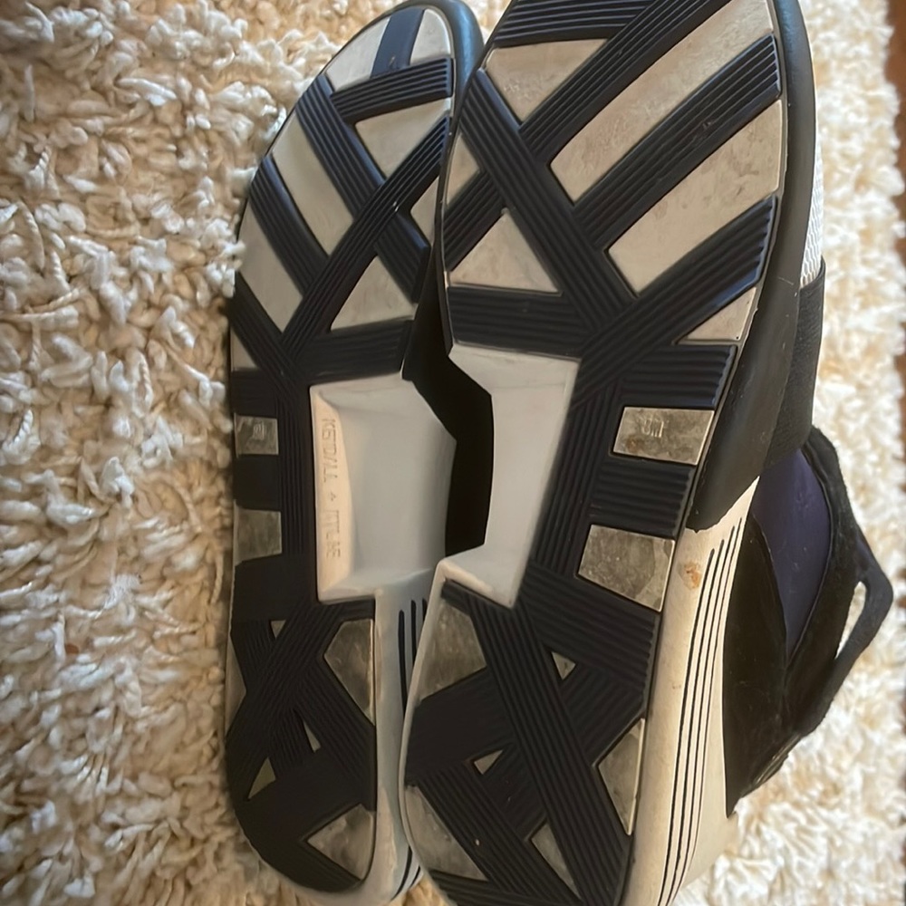 Navy black white good condition Kendall +Kylie tennis shoes